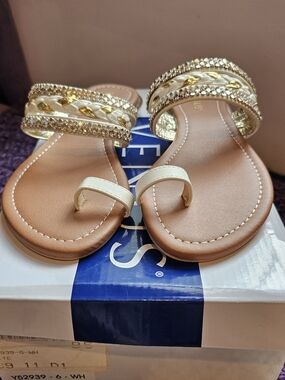 NWT Women's White and Gold Embellished Toe-Ring Sandals Size 6